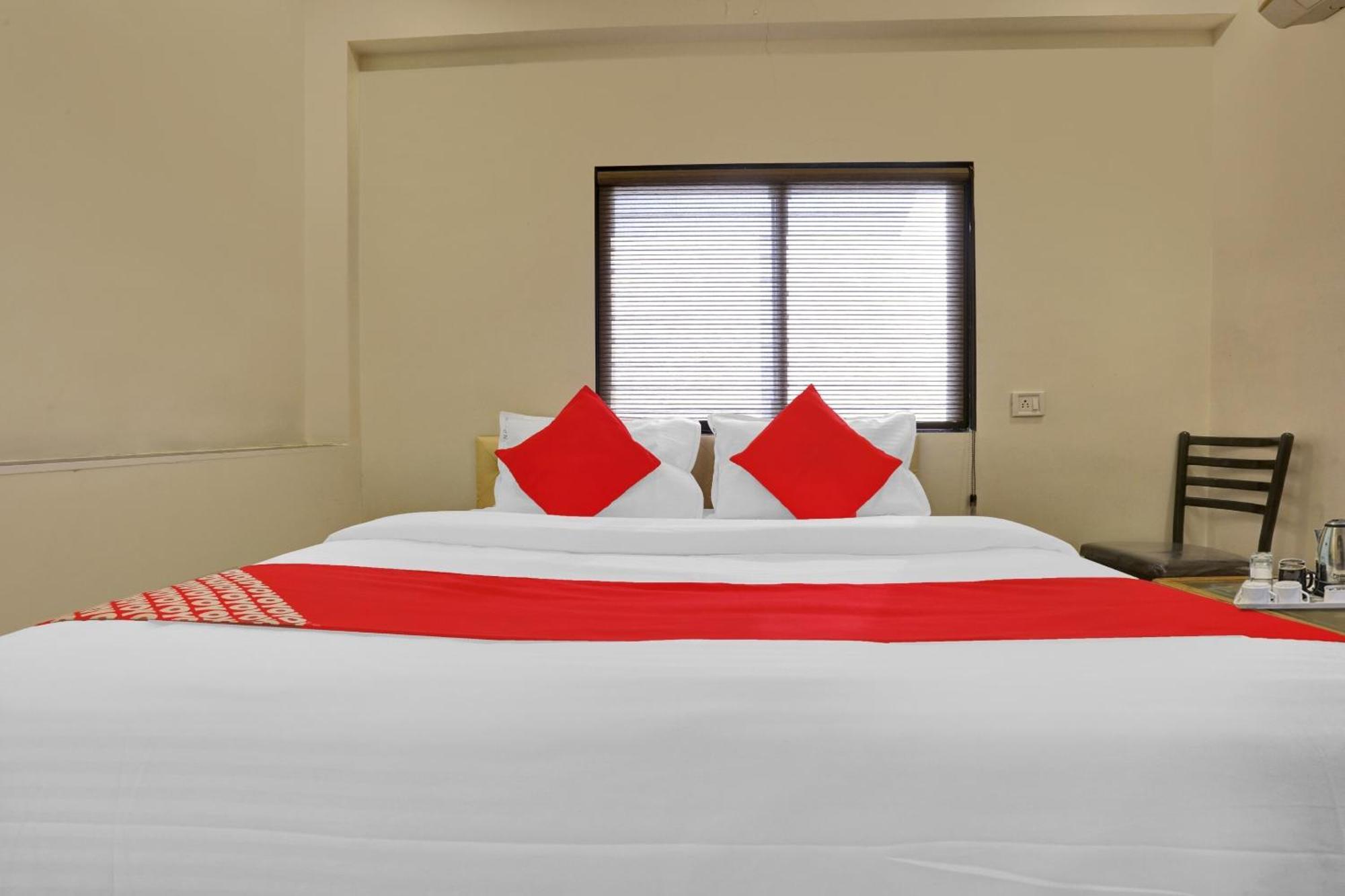 Hotel O Nandi Palace Lodging And Boarding Ulhāsnagar Dış mekan fotoğraf