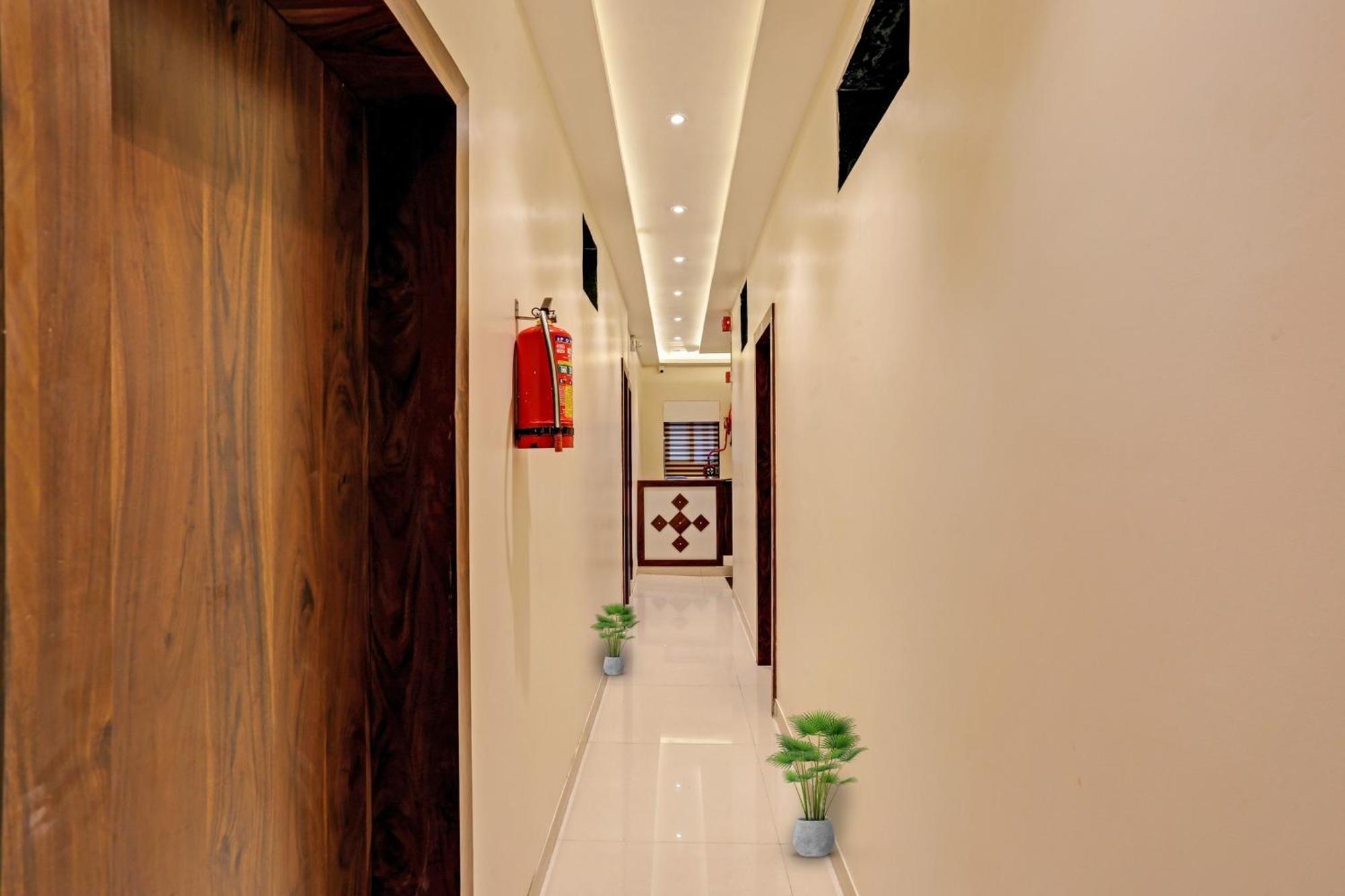 Hotel O Nandi Palace Lodging And Boarding Ulhāsnagar Dış mekan fotoğraf