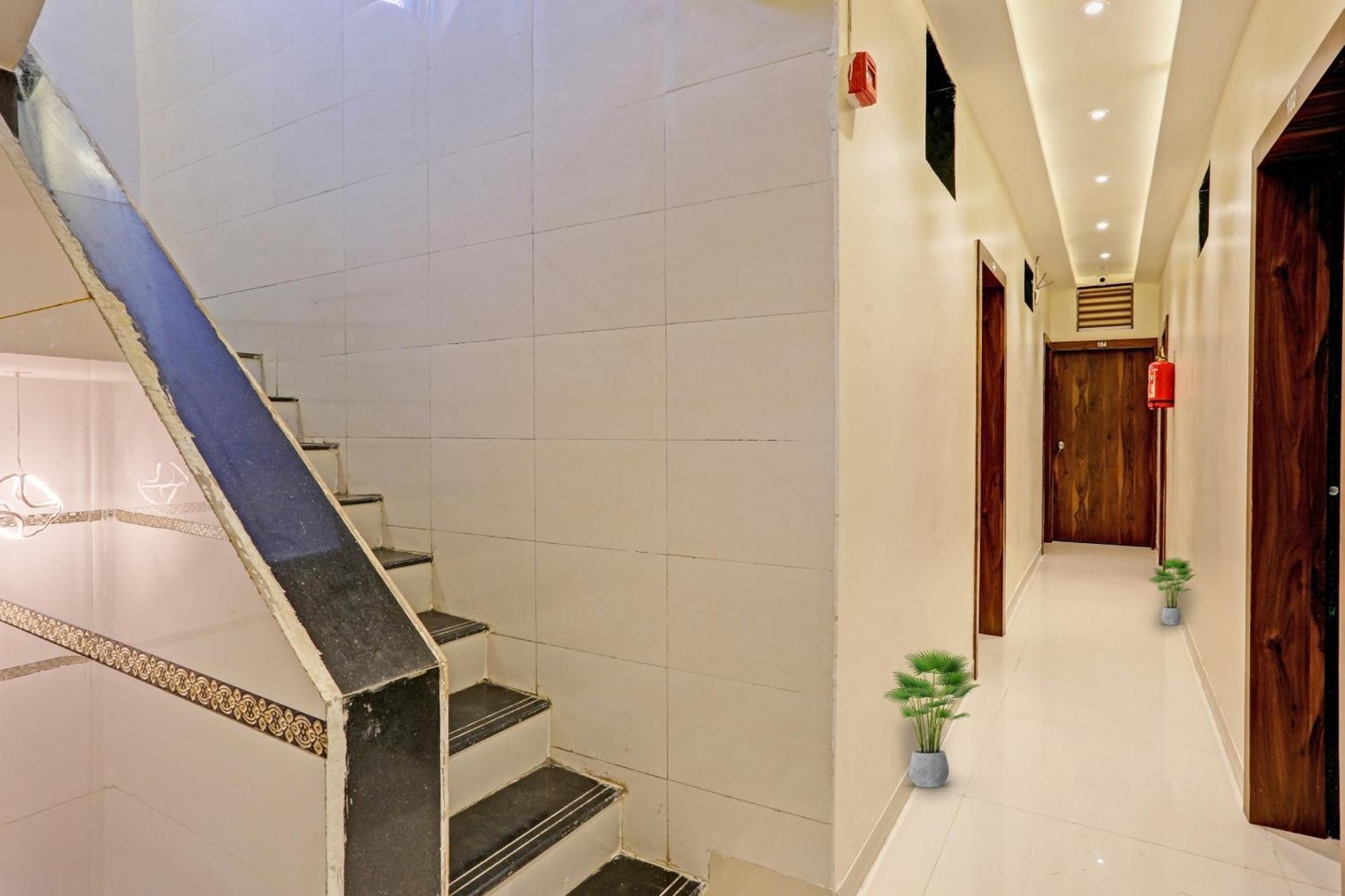 Hotel O Nandi Palace Lodging And Boarding Ulhāsnagar Dış mekan fotoğraf