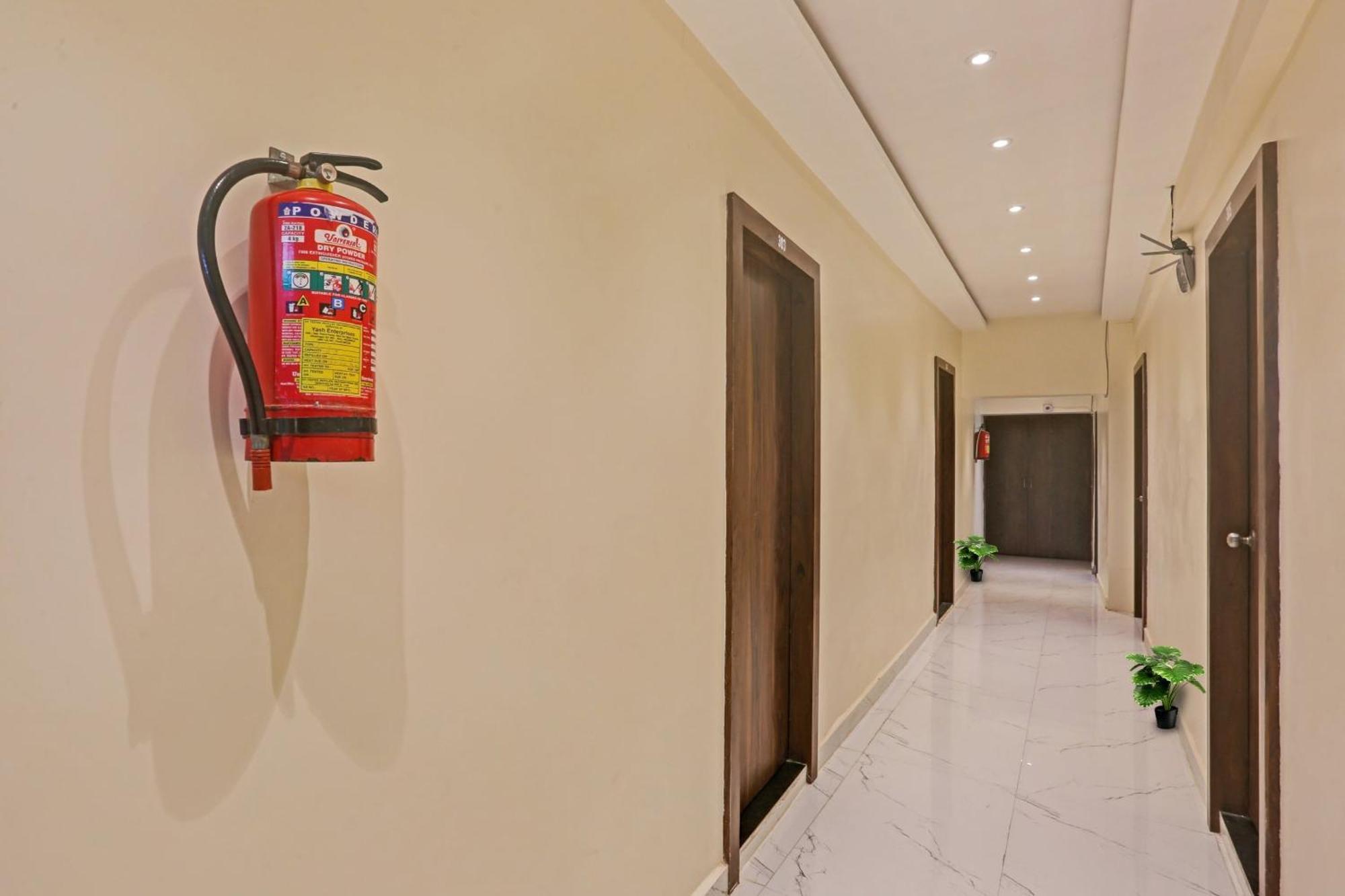Hotel O Nandi Palace Lodging And Boarding Ulhāsnagar Dış mekan fotoğraf